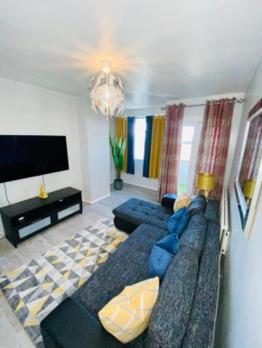 Bright, Spacious, modern Interior Decor 2 bedrooms Apartment with amazing views